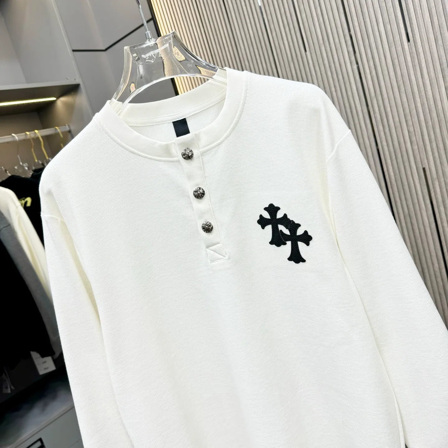🅿️270 25 New Style🆕Come Hearts Cross Long Sleeve Autumn and Winter King! Chest pockets, collar and cuffs with high weight threads, custom-woven and dyed 330g double yarn waffle fabric, cross steel buckle tags and other accessories are all in the correct version, super conspicuous, super good-looking and super atmospheric, same style for men and women! The overall upper body highlights fashion and individuality, and it is a recommended T-shirt for couples to wear together!! Color: black/white 04 Size: S-XXL